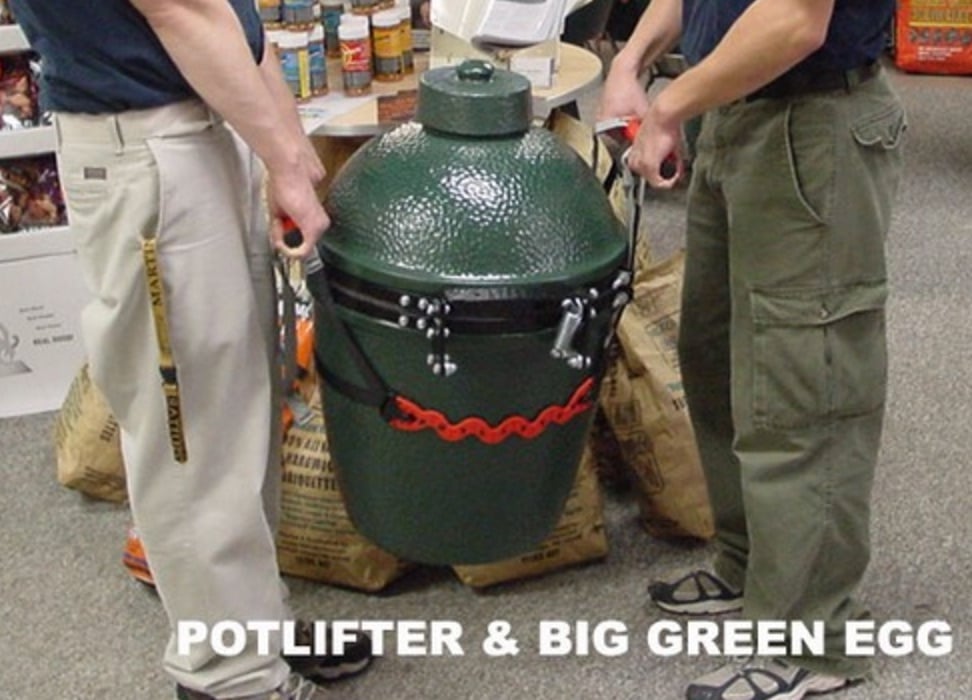 Move a big green egg with two people with the pot lifter.